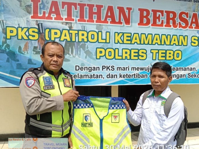 MTsN 1 Tebo Dukung PKS dengan Seragam dan Perlengkapan