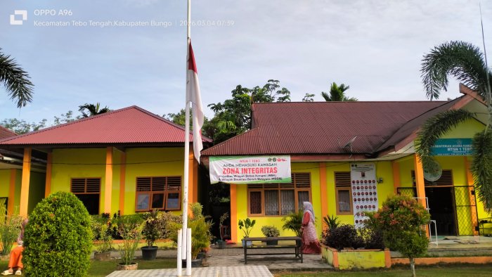 Kibarkan Bendera Setengah Tiang sebagai Ungkapan Duka Kibarkan Bendera Setengah Tiang sebagai Ungkapan Duka