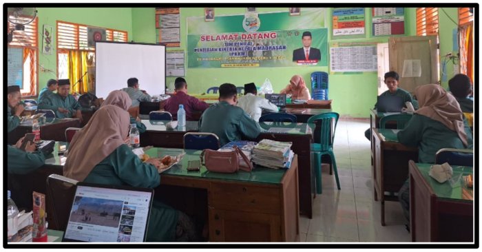 Pererat Silaturahmi, Keluarga Besar MTsN 1 Tebo Gelar Makan Bersama Menjelang Rapat Semester Genap Pererat Silaturahmi, Keluarga Besar MTsN 1 Tebo Gelar Makan Bersama Menjelang Rapat Semester Genap