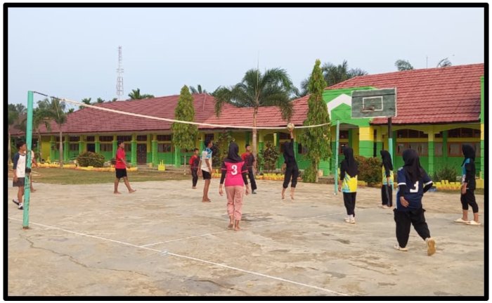 Matangkan Persiapan Ajang KOMPASMA, Tim Voli MTsN 1 Tebo Gelar Latihan Intensif Dipandu Bapak Dianus, S.Pd.I., M.Pd.I.