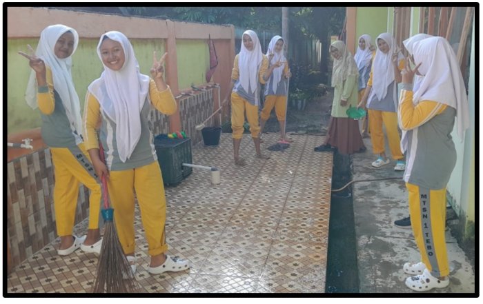 Sambut Libur Panjang, Warga MTsN 1 Tebo Gelar Gotong Royong Massal Jaga Kebersihan Madrasah