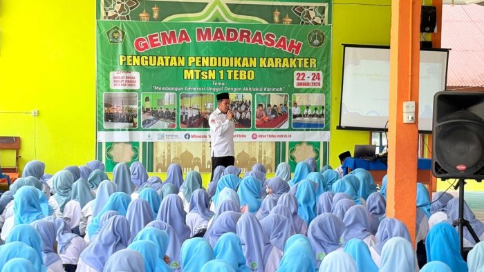 Pesantren Kilat MTsN 1 Tebo bertabur Hadiah