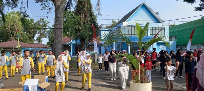 MTsN 1 Tebo Meriahkan HUT RI dengan Panen Padi MTsN 1 Tebo Meriahkan HUT RI dengan Panen Padi