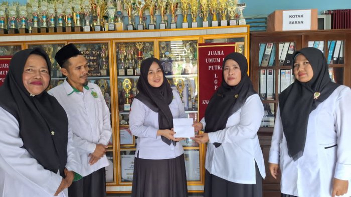 MTsN 1 Tebo Sampaikan Tali kasih Sebagai Wujud Duka Cita MTsN 1 Tebo Sampaikan Tali kasih Sebagai Wujud Duka Cita