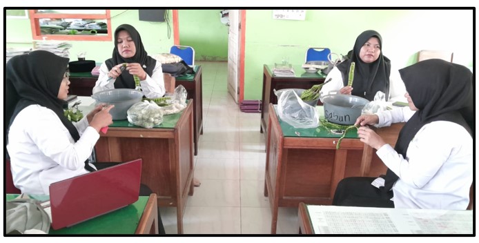 Semangat Kebersamaan Guru MTsN 1 Tebo: Kompak Rewang Siapkan Konsumsi FKKM