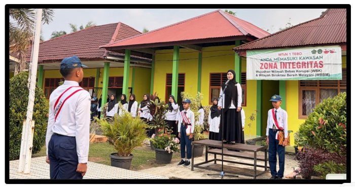 Jadi Pembina Upacara Senin, Kaur TU MTsN 1 Tebo Tekankan Disiplin dan Kesadaran Menjaga Kebersihan