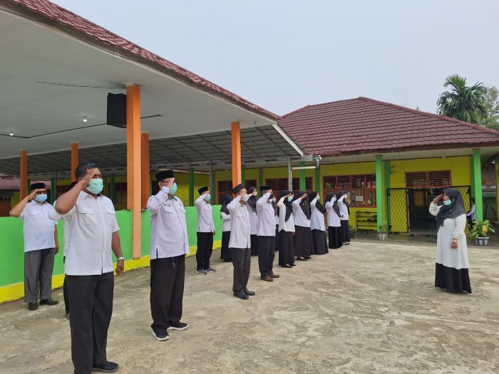 MTsN 1 Tebo Tetap Gelar Apel Pagi di Tengah Kabut Asap