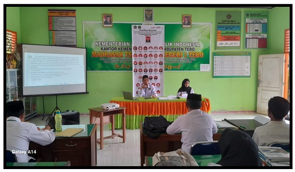 GURU DAN TATA USAHA MTS N 1 TEBO LAKUKAN PENANDATANGANAN PAKTA INTEGRITAS