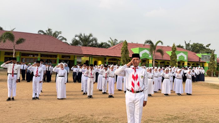 Tim Paskibra MTsN 1 Tebo Sukses Laksanakan Pengibaran Bendera