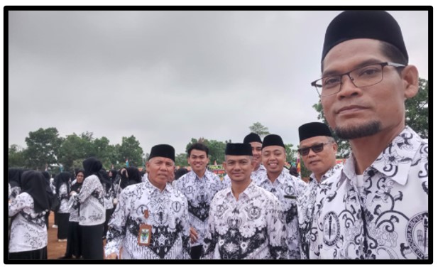 Kepala dan Guru Senior MTsN 1 Tebo Hadiri Upacara Hari Guru Nasional Tingkat Kabupaten di Desa Mengupeh