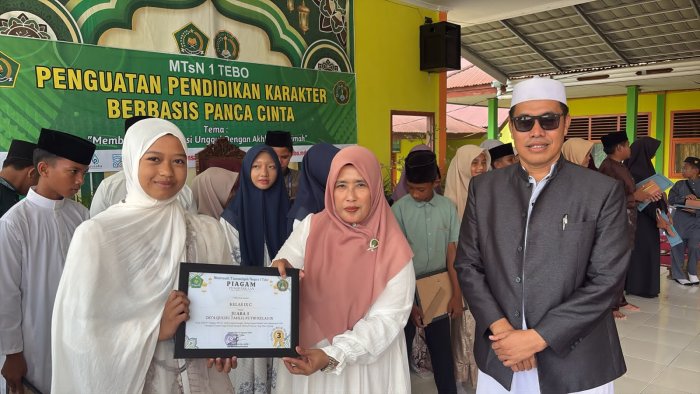 Kepala MTsN 1 Tebo Tutup MTQ ke-6, Serahkan Piagam dan Hadiah kepada Para Juara