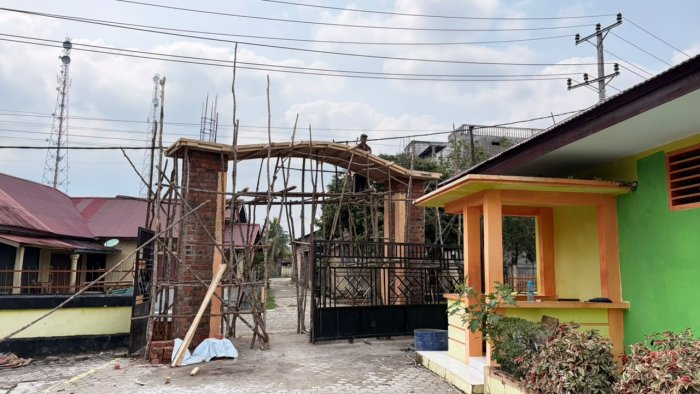 Perbaikan Gerbang Utama MTsN 1 Tebo Hampir Rampung