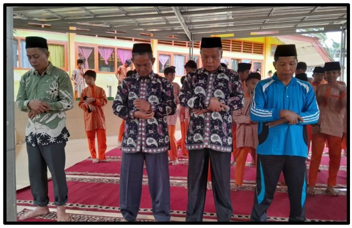 Inspiratif! Majelis Guru MTsN 1 Tebo Jadi Teladan, Pimpin Sholat Dhuha Bersama Siswa