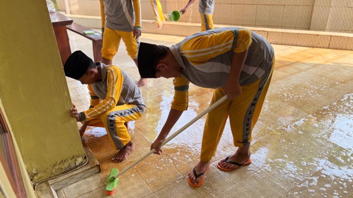 MTsN 1 Tebo Gelar GEBERMAS Gerakan Bersih -Bersih Masjid Sambut HUT RI MTsN 1 Tebo Gelar GEBERMAS Gerakan Bersih -Bersih Masjid Sambut HUT RI
