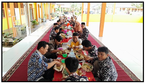 MENUMBUHKAN KEBERSAMAAN WARGA MTs N 1 TEBO MAKAN BERSAMA