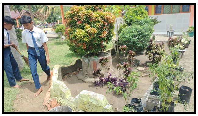 MEMBIASAKAN SISWA SISWI MTs N 1 TEBO MENJAGA KEBERSIHAN DILINGKUNGAN MADRASAH