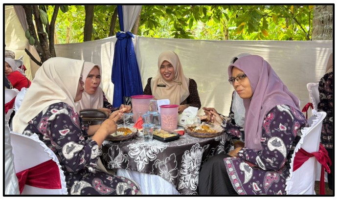 Pererat Ukhuwah, Keluarga Besar MTsN 1 Tebo Hadiri Undangan Silaturahmi Warga Sekitar