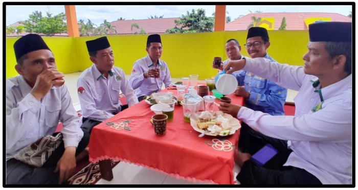 Secangkir Kopi Hangatkan Kebersamaan Guru MTsN 1 Tebo Usai Pembinaan
