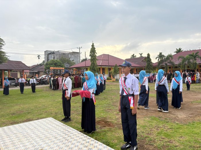 OSIM MTsN 1 Tebo Sukses Sebagai Petugas Upacara Hari Pertama Masuk Madrasah