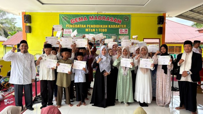 Pembagian Penghargaan Pemenang Lomba di MTsN 1 Tebo