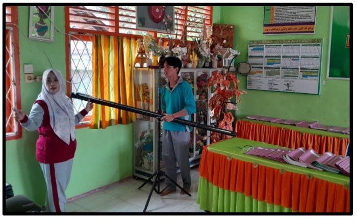 Semangat Penuh! Kaur TU dan Staf MTsN 1 Tebo Siapkan Dekorasi Ruang Guru untuk Penilaian PKKM