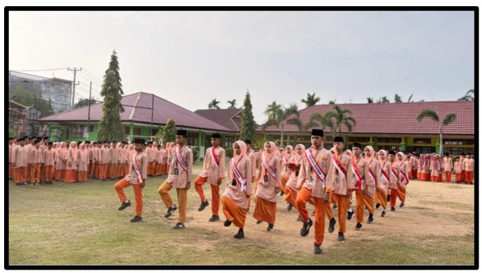 Peringati Hari Anak Nasional, MTsN 1 Tebo Gelar Upacara Khidmat di Lapangan Hijau
