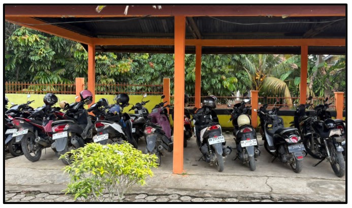 Ciptakan Lingkungan Rapi dan Asri, Kesigapan Satpam MTsN 1 Tebo Atur Parkir Siswa Tuai Pujian