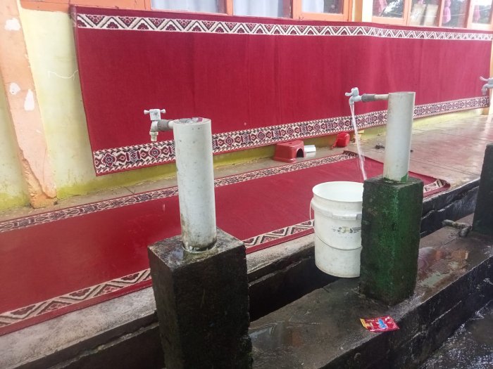 Pegawai Paruh Waktu MTsN 1 Tebo Rohman Manfaatkan Waktu Libur  dengan Mencuci Sejadah Mushalla