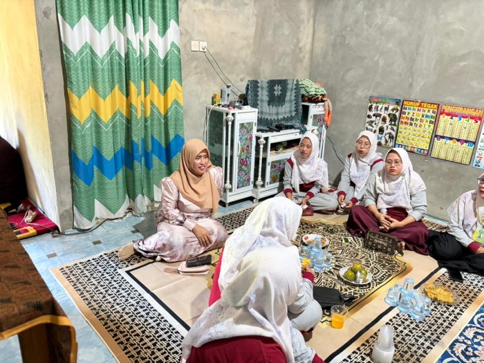 Pererat Tali Silaturahmi, Keluarga Besar MTsN 1 Tebu Gelar Kunjungan Sosial ke Rumah Warga Madrasah