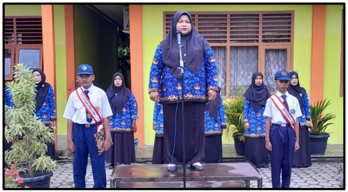 Peringatan Kebersihan dari Guru Bahasa Indonesia di Upacara Pagi