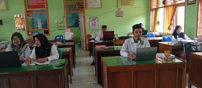 Guru MTsN 1 Tebo Laksanakan KBM Daring