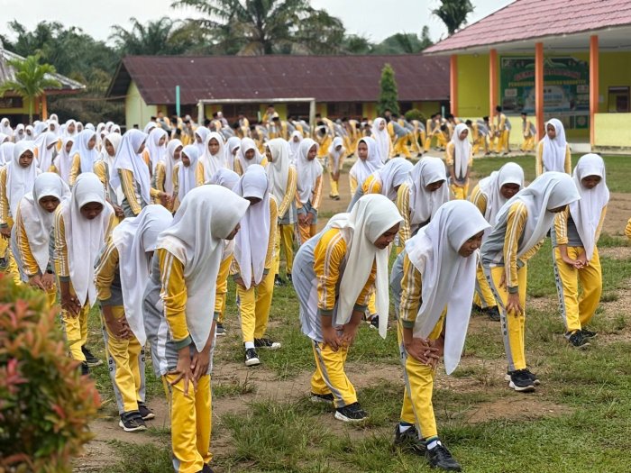 MTsN 1 Tebo Adakan Senam Bersama untuk Kebersamaan