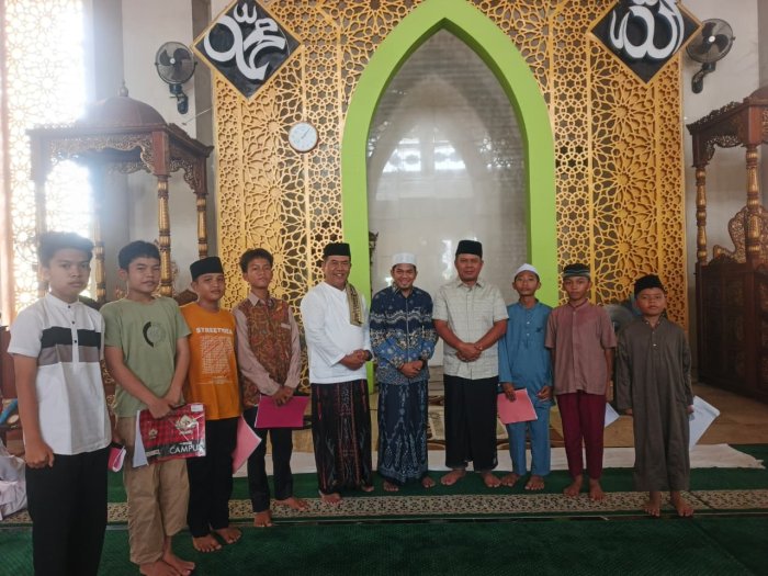 Murid MTsN 1 Tebo Dokumentasikan Kebersamaan dengan Wakil Bupati Tebo dan Ustadz Ucay