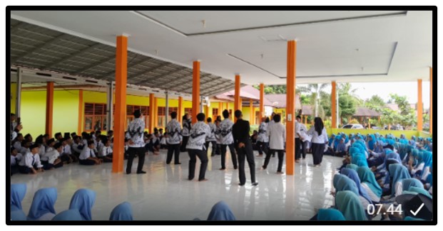 Semarak HUT Hari Guru Nasional, Kelompok Waka Humas Sabet Juara Lomba Estafet Gelas di MTsN 1 Tebo