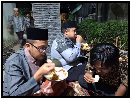 KAMAD DAN DEWAN GURU MENGHADIRI ACARA SERIBU HARI DI SALAH SATU KARYAWAN MTS N 1 TEBO