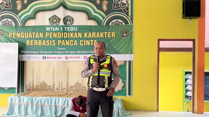 Satlantas Tebo Sosialisasikan Keselamatan Lalu Lintas di MTsN 1 Tebo
