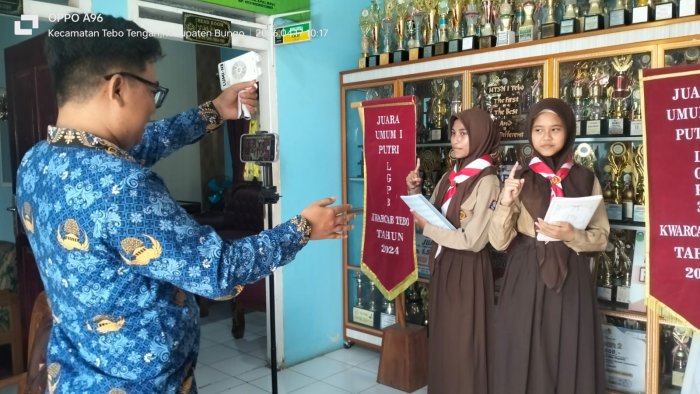 Tim Humas Sekolah Siapkan Poster Penerimaan Siswa Baru TP 2026/2027