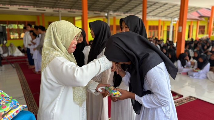 Semarak Nuzulul Quran di MTsN 1, Kepala Madrasah Berikan Reward Khusus bagi Siswa Berprestasi Bidang Tilawah Semarak Nuzulul Quran di MTsN 1, Kepala Madrasah Berikan Reward Khusus bagi Siswa Berprestasi Bidang Tilawah
