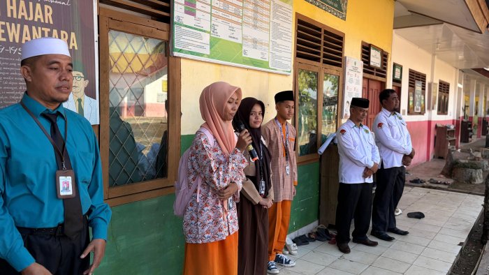 Hari Pertama Sosialisasi Tim Penerimaan Murid Baru Madrasah (PMBM) disambut meriah oleh Seluruh Warga Sekolah