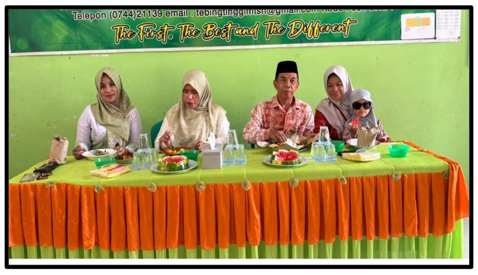 Satu Meja dalam Kebersamaan: Tradisi Makan Bersama Warnai Perpisahan Bapak Drs. Ali Arwan di MTsN 1 Tebo