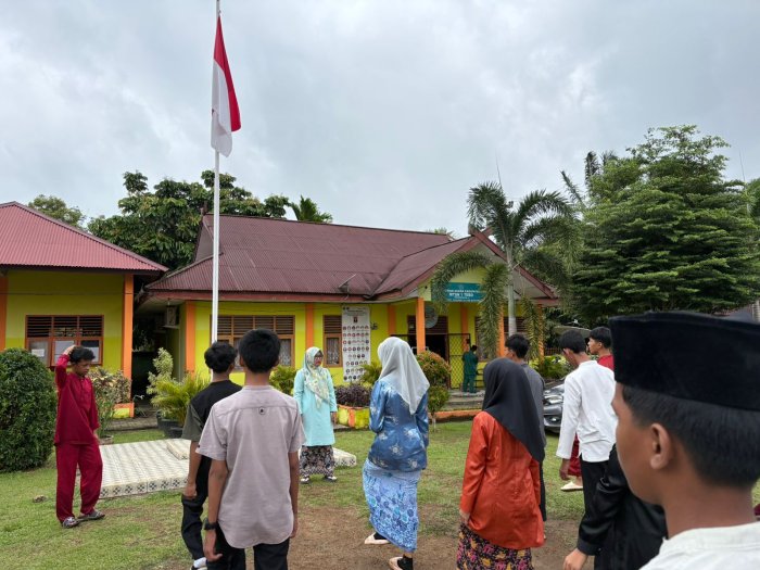 Tampil dengan Prima Siswa MTsN 1 Tebo Latihan Upacara Bendera Tampil dengan Prima Siswa MTsN 1 Tebo Latihan Upacara Bendera