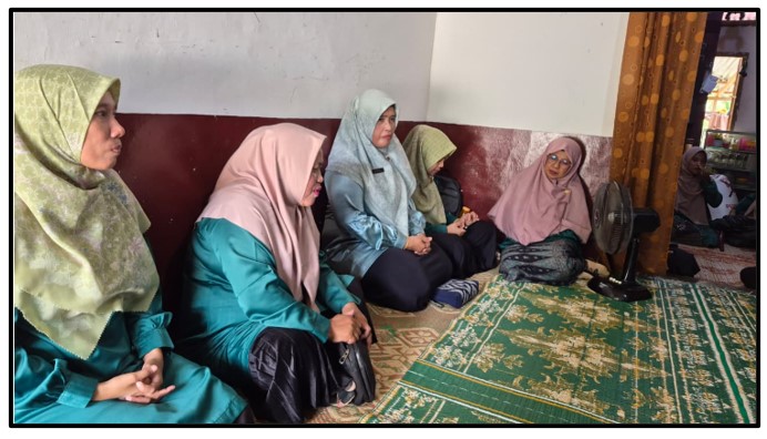 Wujud Solidaritas, Keluarga Besar MTsN 1 Tebo Takziyah ke Kediaman Ibu Komariah di Blok F