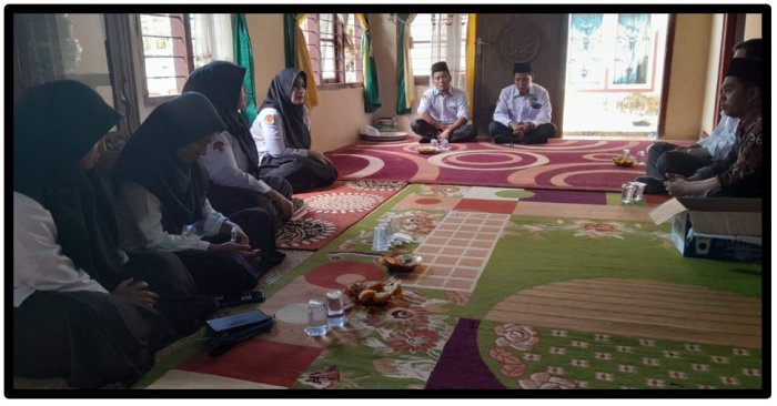 Pererat Tali Silaturahmi, Kepala MTsN 1 Tebo Takziyah ke Kediaman Orang Tua Bapak Takriyanto