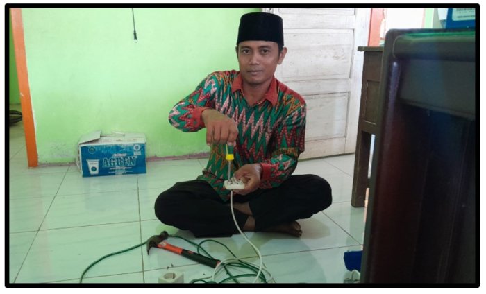 Selalu Sigap dan Solutif, Staf Sarpras MTsN 1 Tebo Rohman, S.Pd.I. Kawal Kenyamanan Fasilitas Madrasah