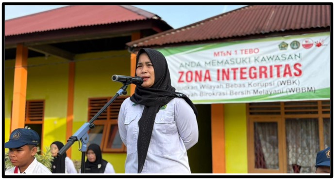 Hj. Tri Desi Umrah, S.Pd Jadi Pembina Upacara, Tekankan Kedisiplinan di MTsN 1 Tebo