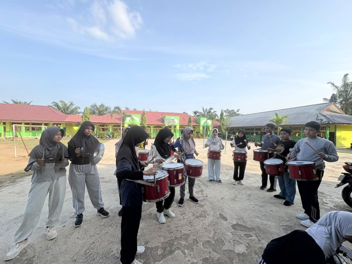 Latihan Drumband MTsN 1 Tebo Tetap Semangat di Bawah Terik Matahari Latihan Drumband MTsN 1 Tebo Tetap Semangat di Bawah Terik Matahari