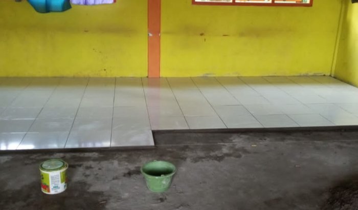 MTsN 1 Tebo Perbaiki Ruang Kelas dengan Pemasangan Lantai Keramik*