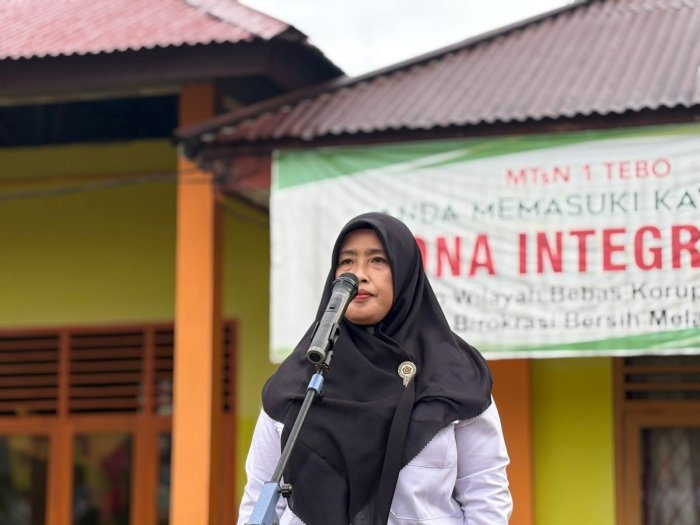 MTsN 1 Tebo Tingkatkan Disiplin Siswa Lewat Upacara Bendera