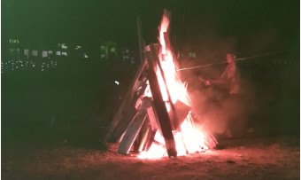 Semarak Unggun Api Hangatkan Malam Di Bumi Perkemahan Arraudah MTsN 1 Tebo