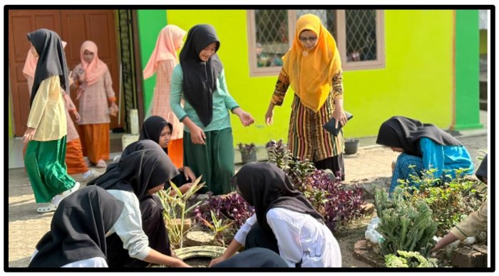 Sambut KBM, Siswa-Siswi Kompak Gotong Royong Hias Kelas dan Taman Didampingi Wali Kelas